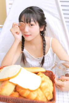 摸进她的内裤里疯狂揉她动视频